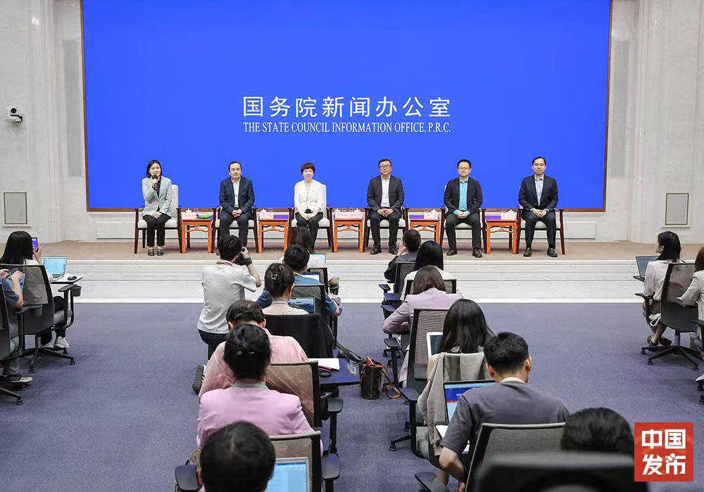 无问芯穹夏立雪参加国新办中外记者见面会：人工智能的未来，需要敢想敢闯的年轻人