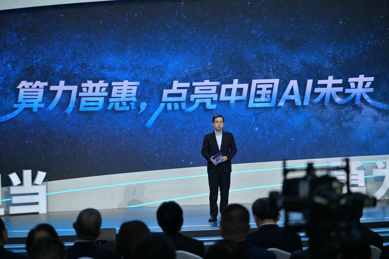 无问芯穹夏立雪出席上海市委宣传部“为国担当 勇为尖兵”先进事迹报告会，分享创新故事诠释时代风貌